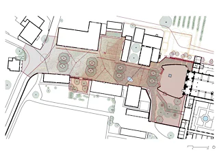 Situation – la place du monastère, qui accueille les visiteurs grâce à ses aménagements soigneusement intégrés au site existant et au dégradé de couleurs de son pavage