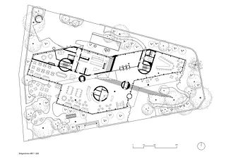 Erdgeschoss mit Empfang, einer öffentlichen Cafeteria, Sitzungsräumen, dem „Gartensaal und der Büroplattform 1 als Auftakt in die Bürolandschaft.