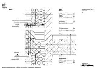 Détail du parapet en béton de l'étage supérieur par rapport à la façade en bois