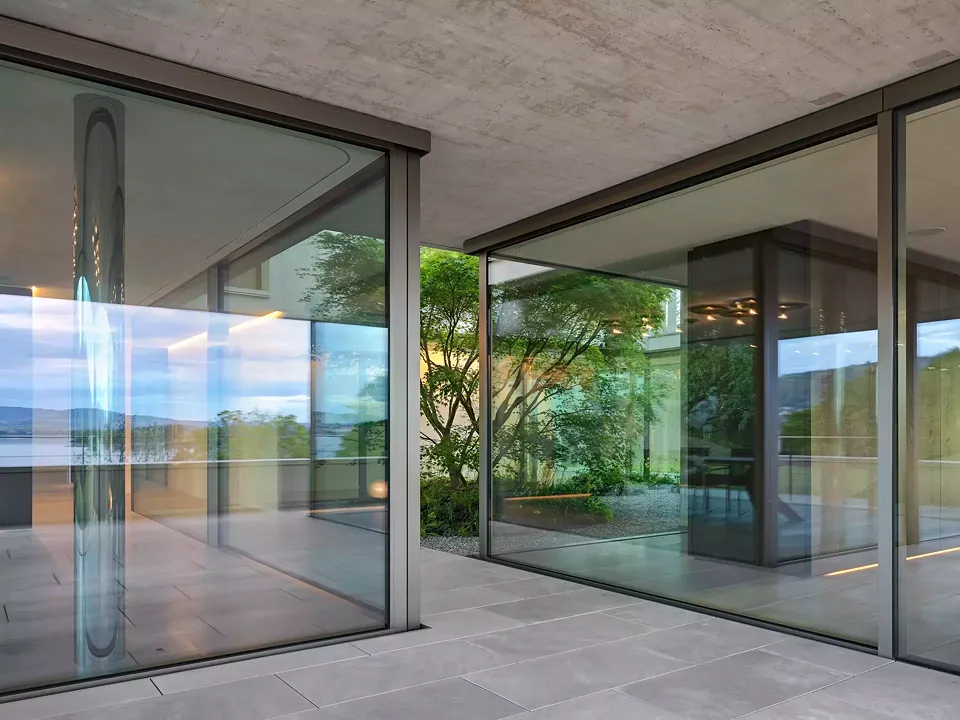 Atrium umfasst von Wohn- und Essbereich
