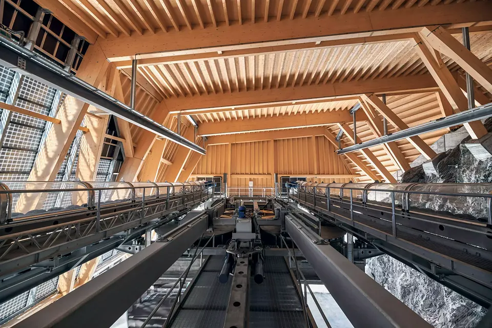 Die Grundrissabmessungen der Bergstation sind 38 x 27 Meter, im Inneren ist sie bis  zu 15 Meter hoch. Obwohl die Höhe der Träger mit 1,5 Meter recht massig ist, wirken sie in Bezug auf die Dimensionen der Halle nicht klobig oder überdimensioniert.