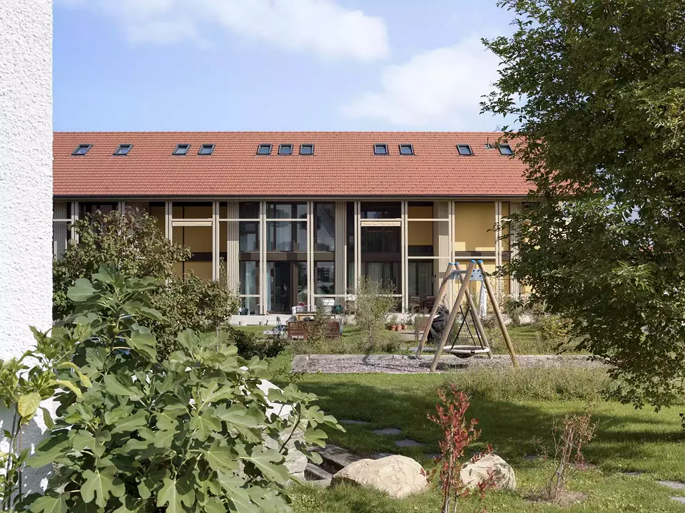 Vue depuis le jardin avec prairie fleurie