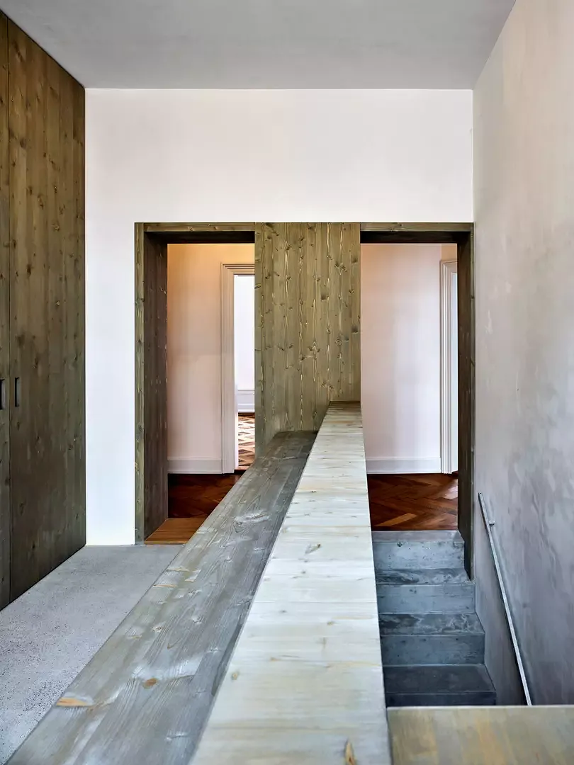 symétrie des  passages au niveau de l’escalier  et du couloir menant à la salle  de bains. Les armoires murales  disposent de suffisamment d’espace de rangement.