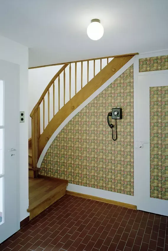 Zone d'entrée avec papier peint unique rafraîchi