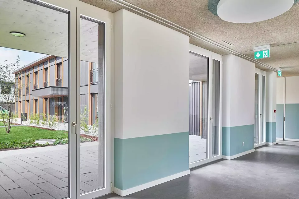Wohnraum mit Blick in den Gartenhof