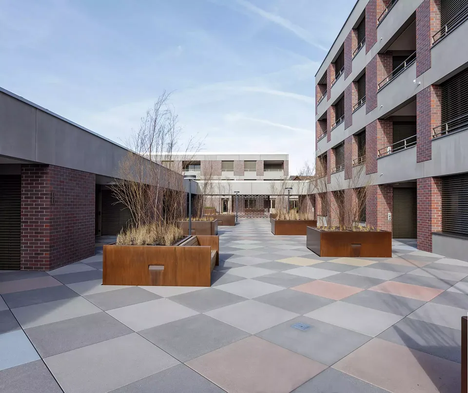 Wohnbau_Dachterrasse mit Sitz-Pflanz-Möbeln