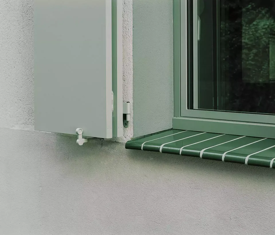 Fensterleibung mit Klinker und Metallfensterläden