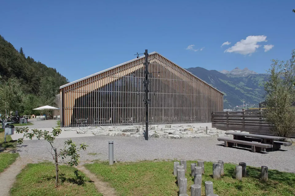 Vue sud-ouest sur la partie du bâtiment avec la salle à manger Les fermes en bois collé et  le lattage semi-ouvert, avec  des «panneaux de protection»  en sapin blanc