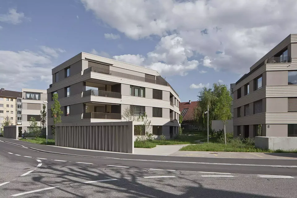 Aussensicht Gesamtanlage von Strasse