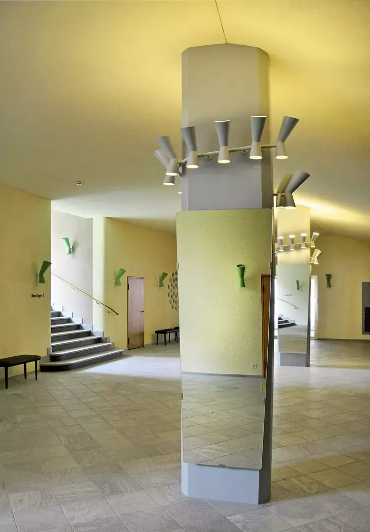 Die neuen quadratischen Quarzitplatten sind originalgetreu wieder diagonal verlegt. Das Grün der neuen Lampen hier neben dem Gelb der Wand, eine aus dem Bestand sondierte Farbe.