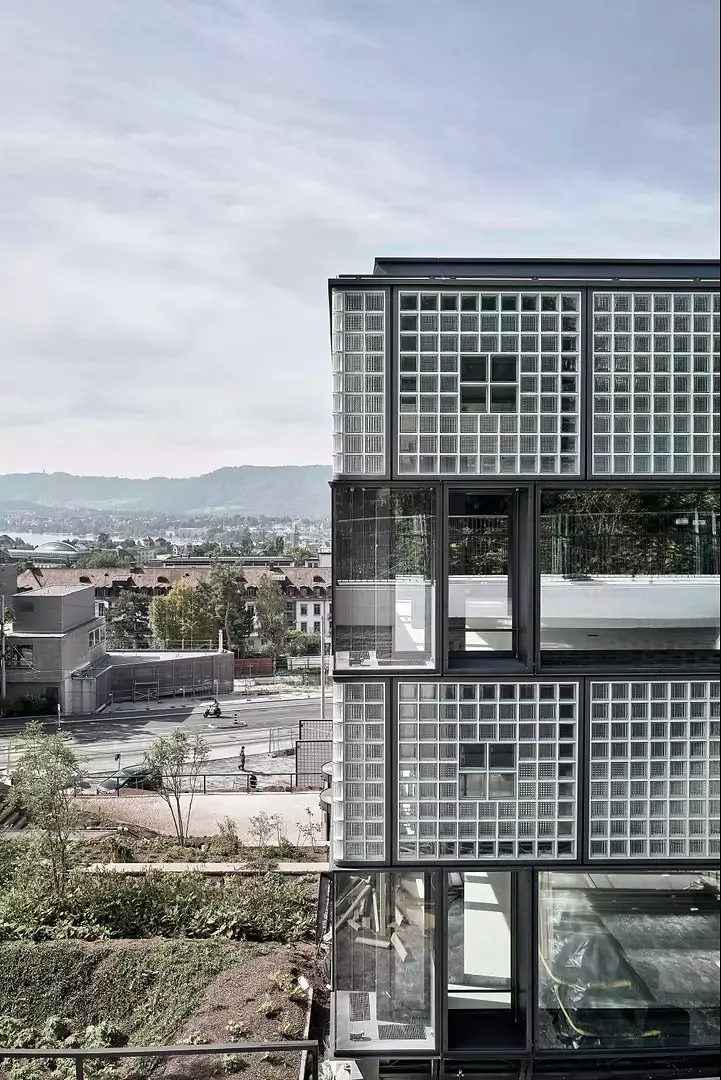Fassade mit Blick auf Zürich