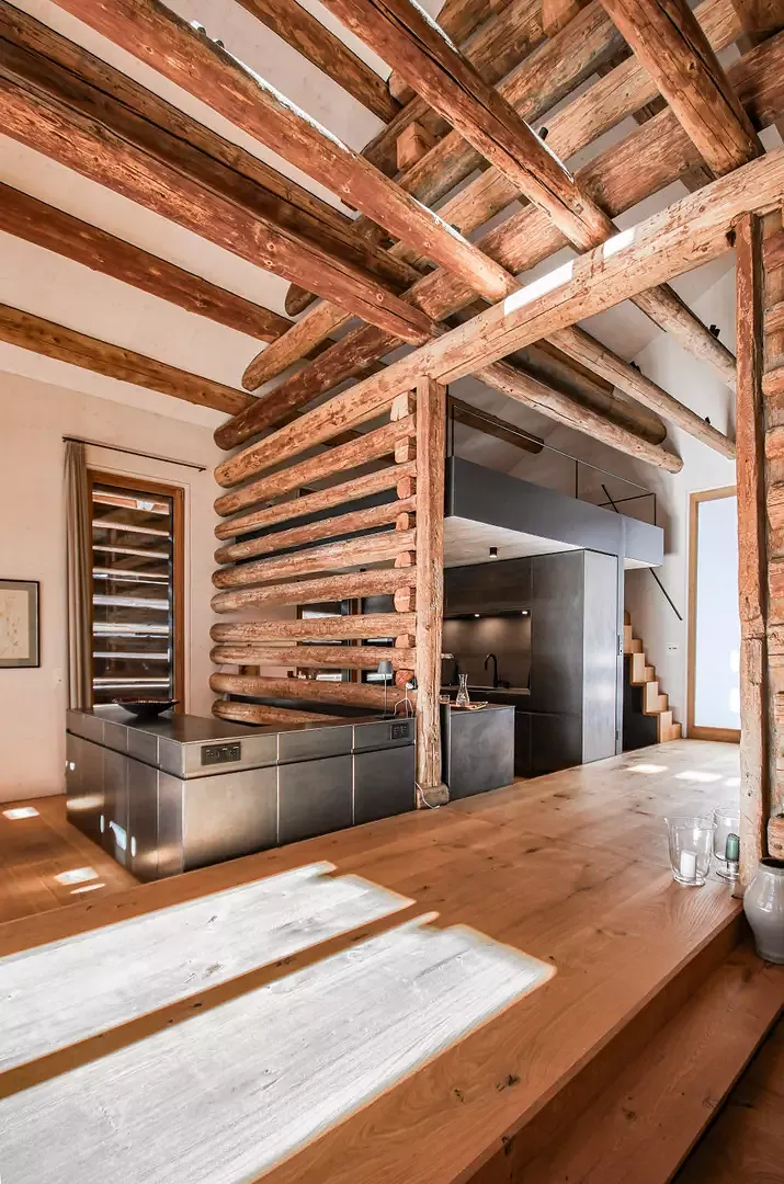 Salon avec vue sur la cuisine via la passerelle