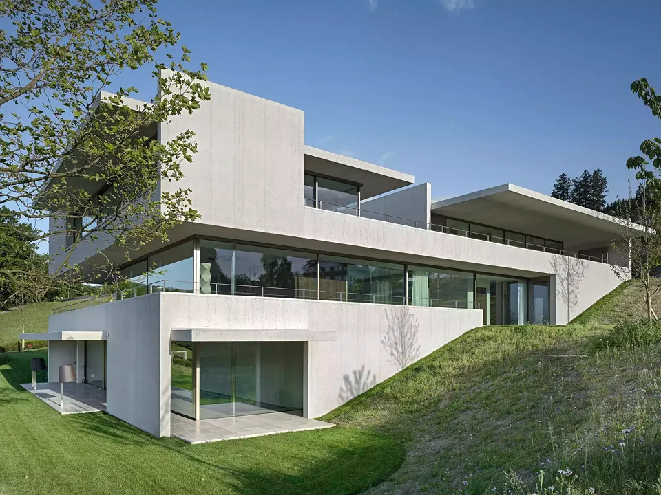 Aussensituation - Haus im Hang