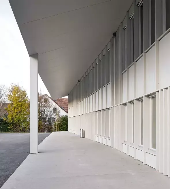Haupteingang als gedeckter Pausenplatz