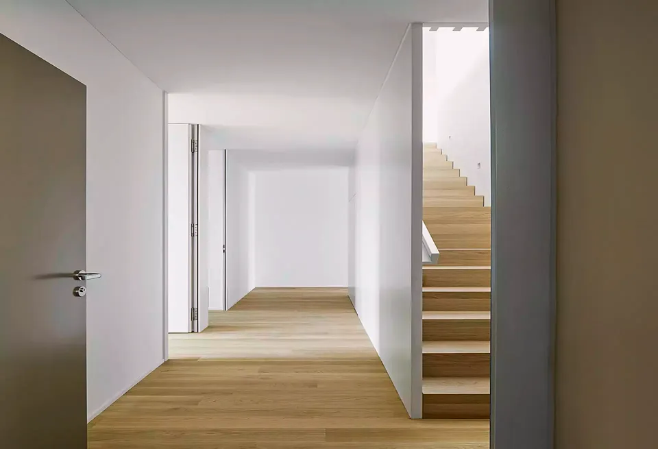 Eingangsbereich der Maisonette-Wohnung im  4./5. Obergeschoss, rechts die Treppe, die ins Attikageschoss führt
