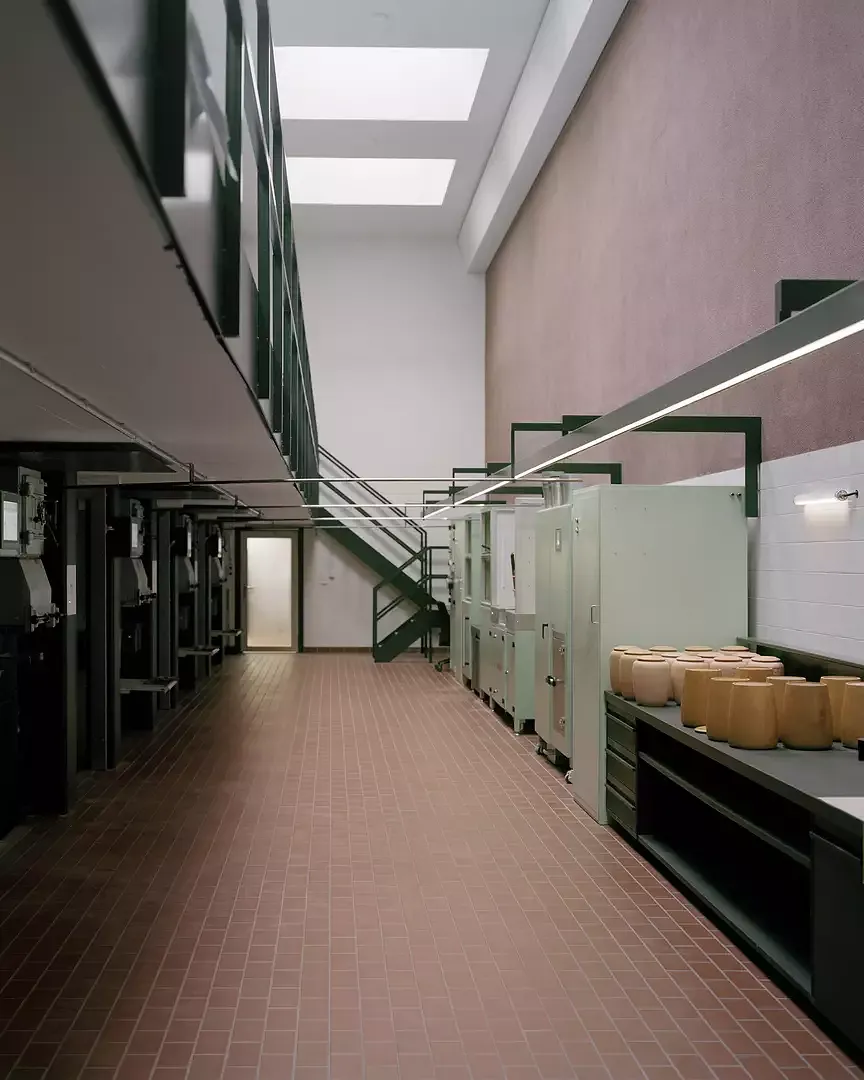 Die Betondecke wurde zurückgeschnitten. Nun dringt das Tageslicht bis hinunter ins 2. Untergeschoss.