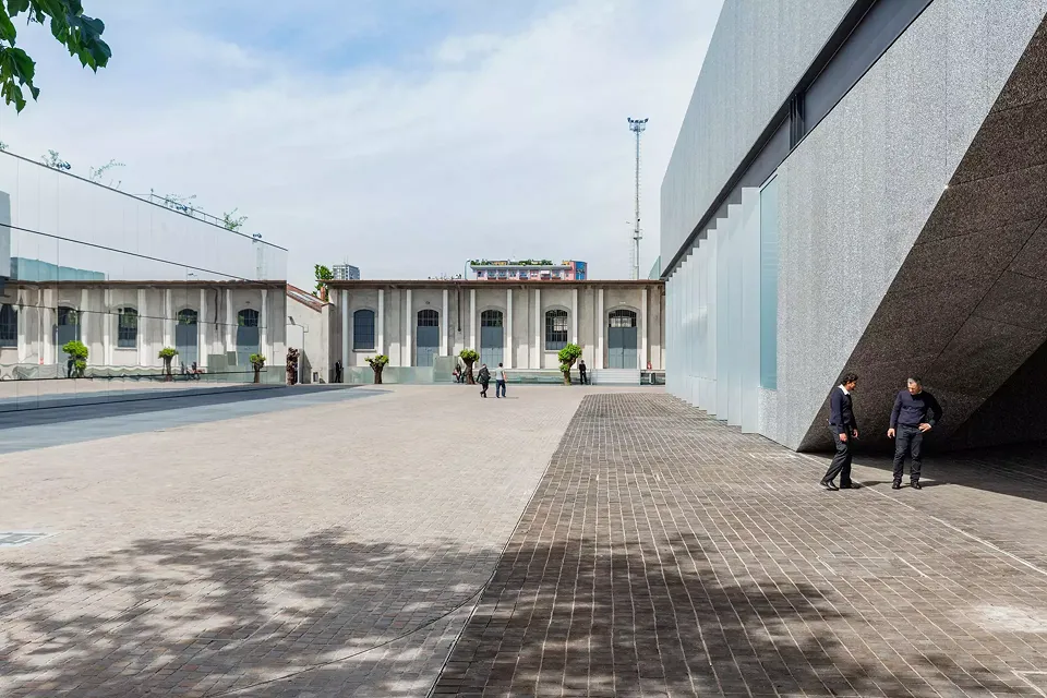 La surface au sol de la Piazza est constituée de pavés à base de porphyre et de bois de bout qui se trouvent à l’intérieur comme à l’extérieur.