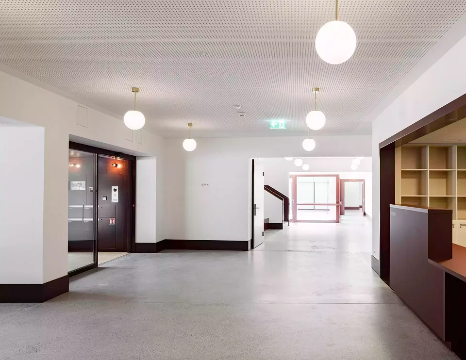 La généreuse volumétrie du hall d’entrée offre  un espace lumineux accueillant les nouveaux résidents et les visiteurs.