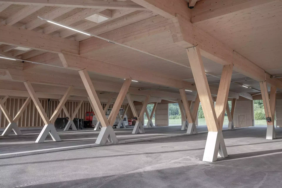 Des supports dansants dans le garage pour les véhicules du cirque