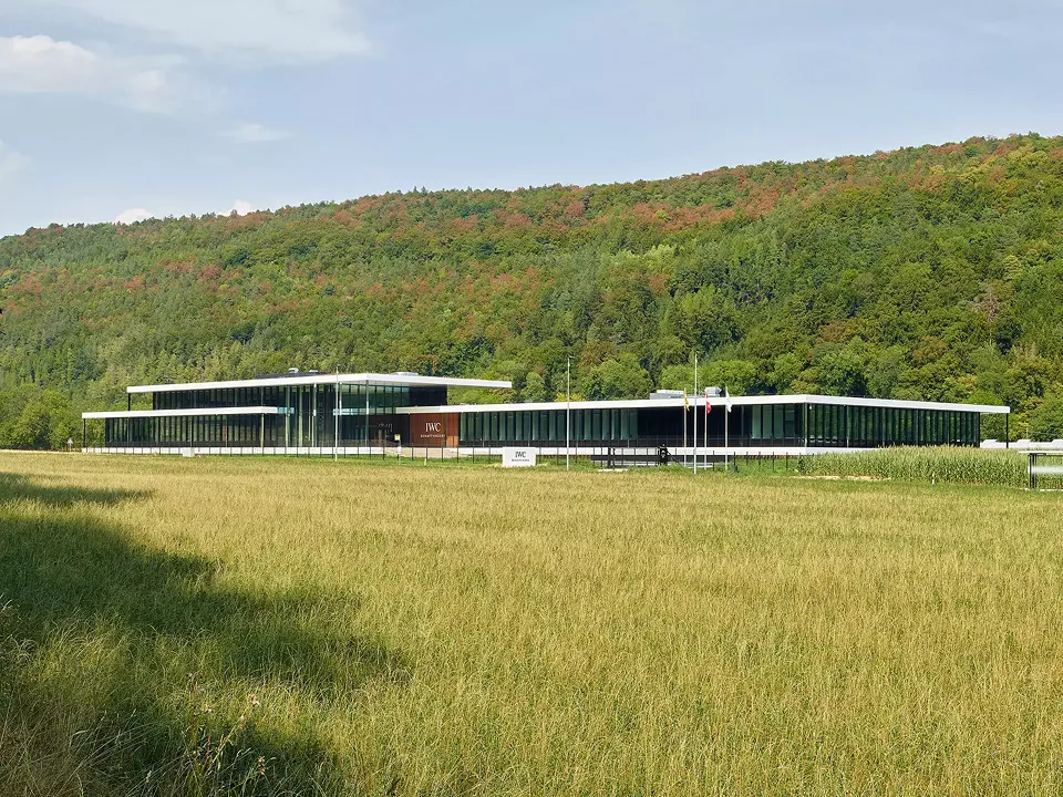 Solitär mit großer Ausstrahlung fügt sich elegant und schlank in die hügelige Landschaft: IWC Manufakturzentrum.