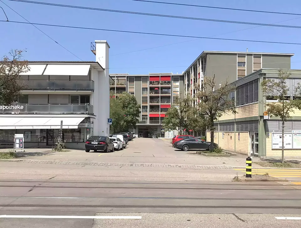 Le nouveau bâtiment reprend de nombreux éléments de conception existants dans le quartier.