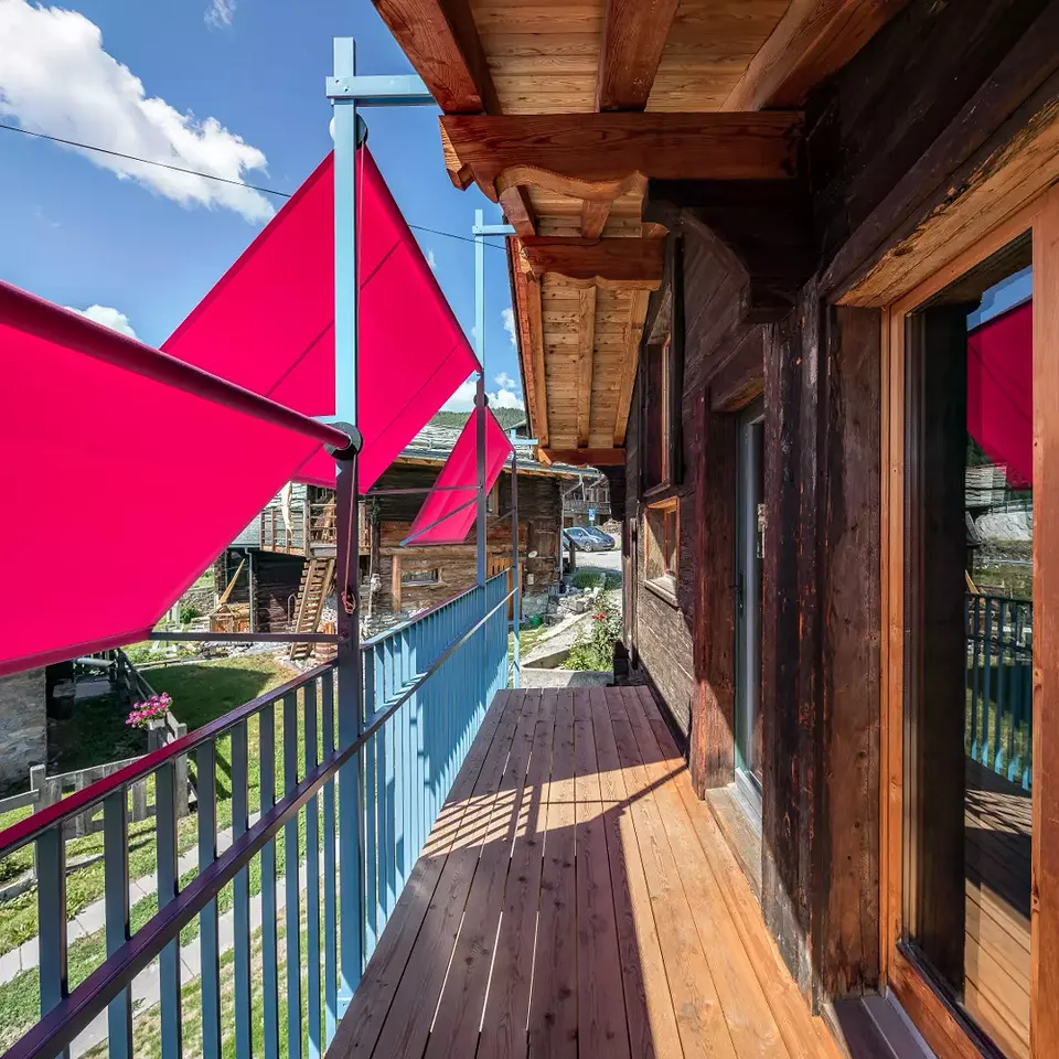 Terrasse mit neuem Belag und Sonnenschutz / geschützter Sitzplatz und Filter zum Innenraum