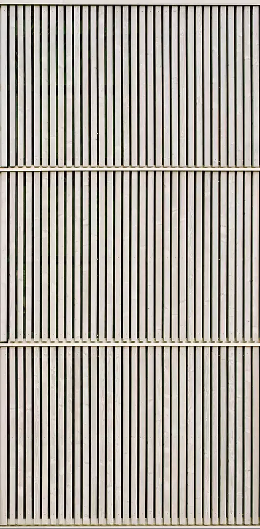 Si le bâtiment s’intègre bien dans son environnement, c’est en partie grâce  à sa façade est en épicéa et au fait  qu’elle soit divisée en trois parties.