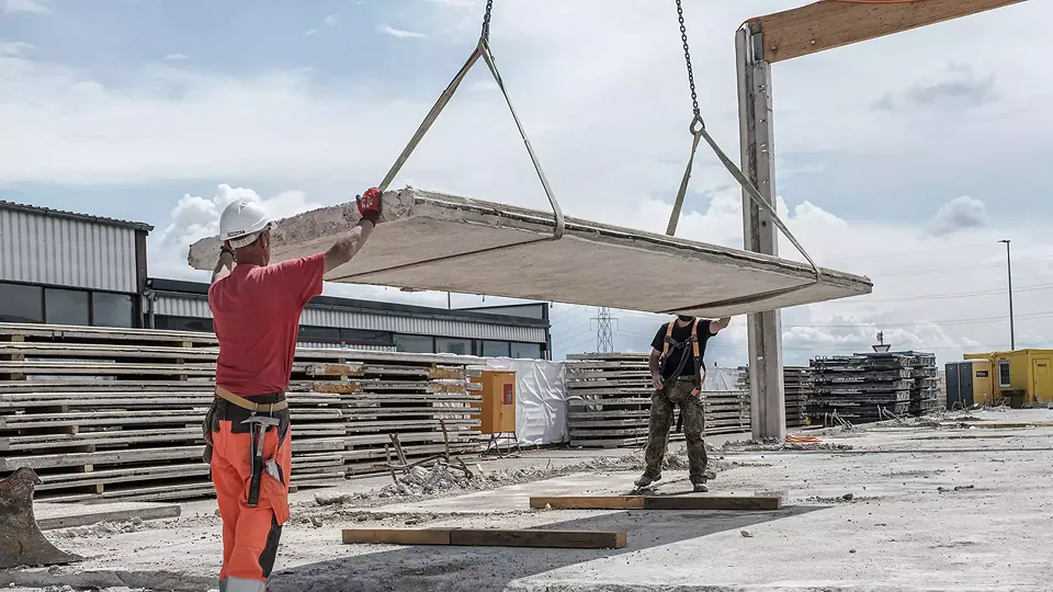 Déconstruction soigneuse des préfabriqués et stockage sur place