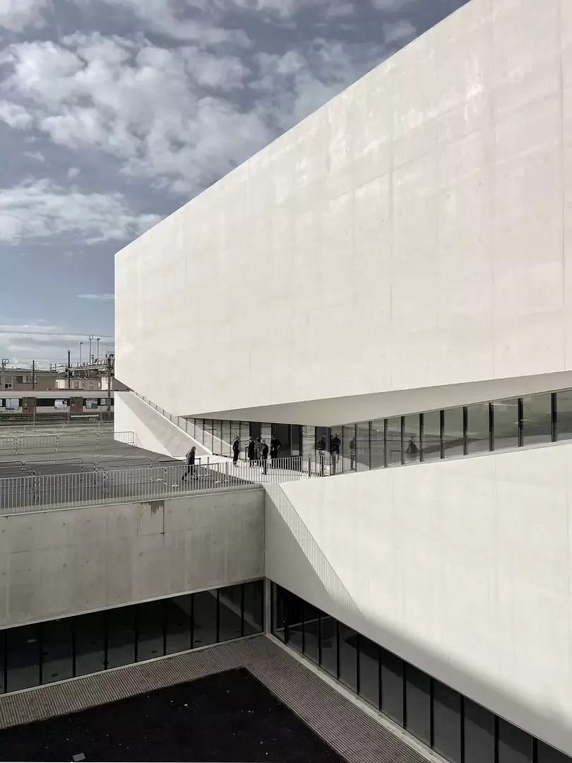 Erst wenn man sich dem Neubau nähert, bemerkt  man, dass es davor ein  Atrium gibt, das Licht in  die untere Ebene mit dem Elysée-Museum bringt.