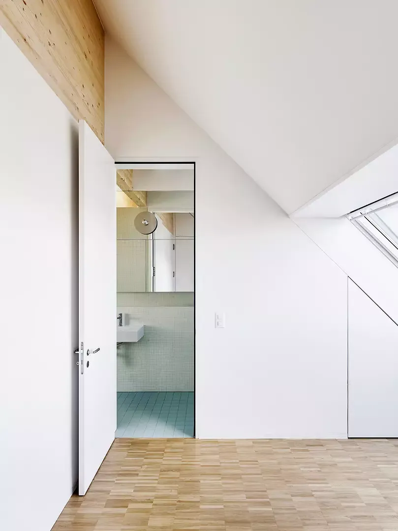 Les combles supérieurs, introvertis, sont conçus comme des chambres à coucher  avec salles de bains privées.