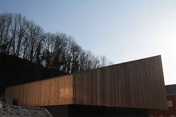 Vue nord-est: Aucune ouverture, étant donné la proximité des immeubles au nord et à l'est.