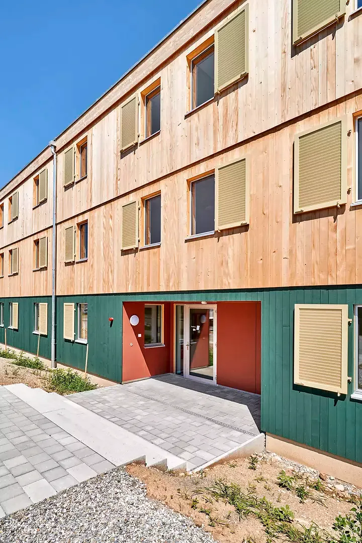 Les différents niveaux sont parfaitement lisibles sur la façade. Dans la construction modulaire, les planchers sont posés successivemen et le chevauchement des éléments qui en résulte est automatiquement une protection constructive du bois.