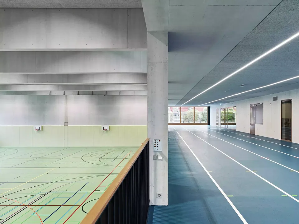 Laufbahn die gleichzeitig Zuschauerbereich für die Sporthalle ist