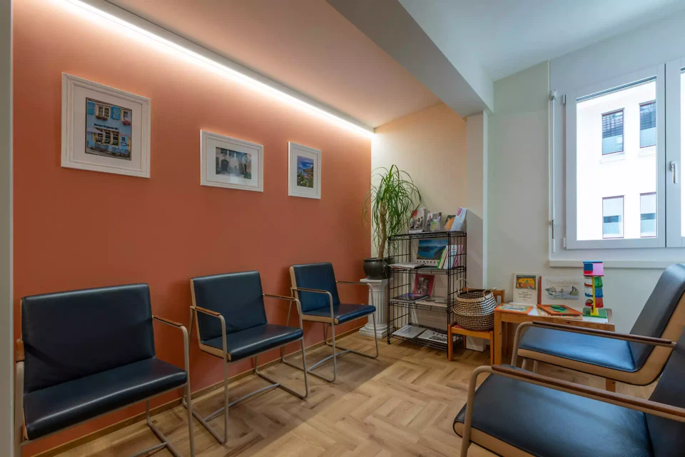 Wartebereich mit neuem Brandschutzverkleidetem Stahlunterzug