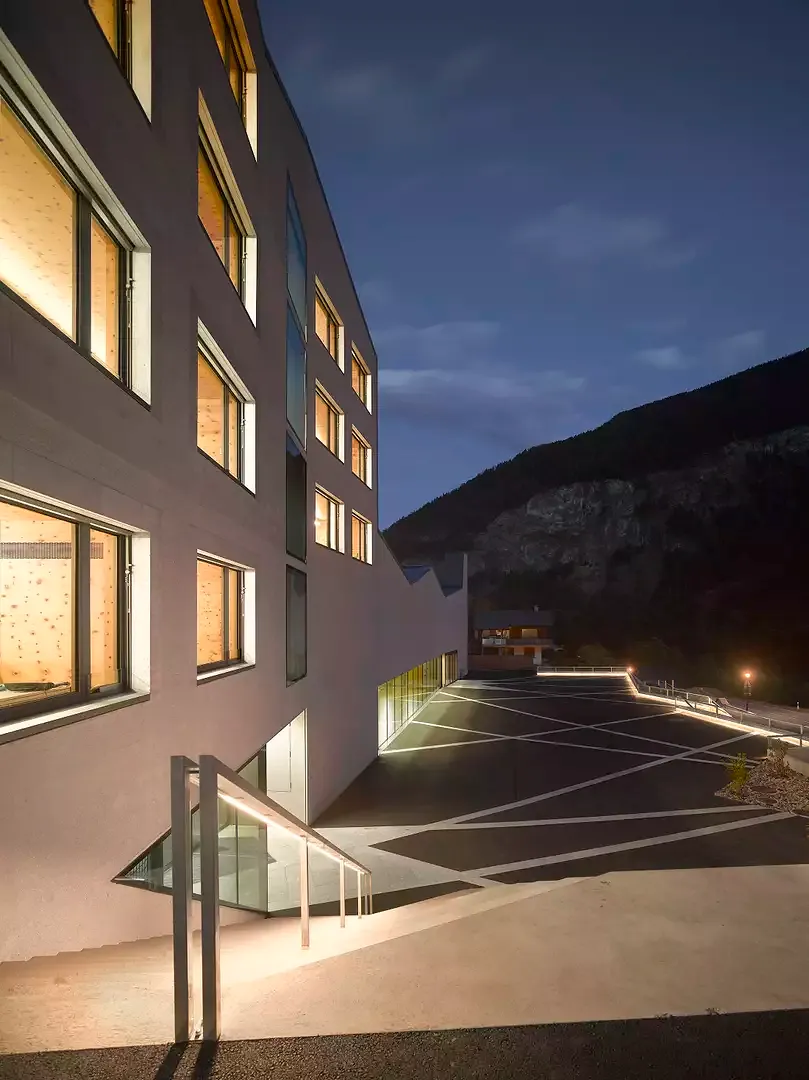 Südfassade zum Schulhof bei Nacht
