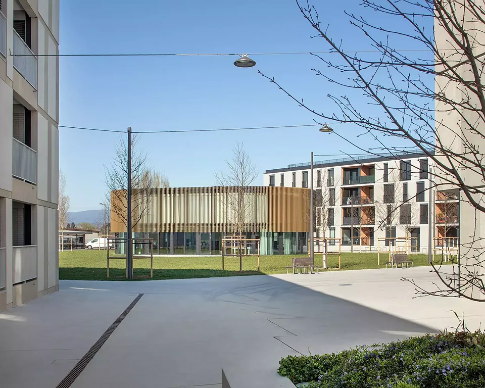 Edifice communal implanté dans le jardin public