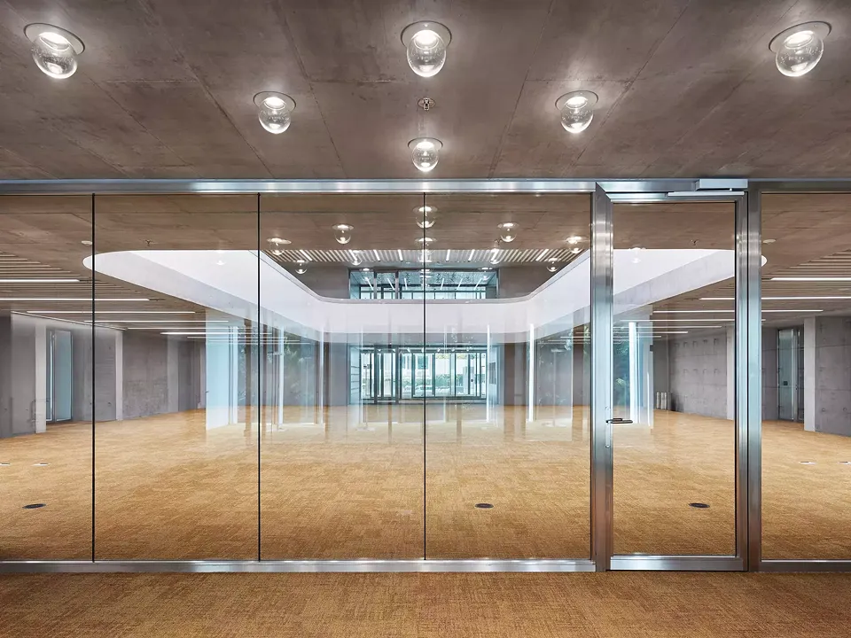 Erdgeschoss mit Blick ins Atrium