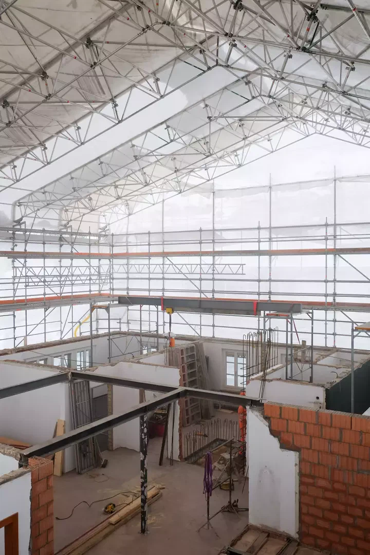 Baustelle – Bestand mit Notdach