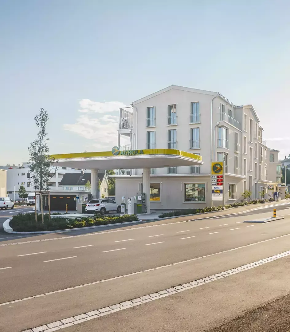 Tankstelle und Haus B
