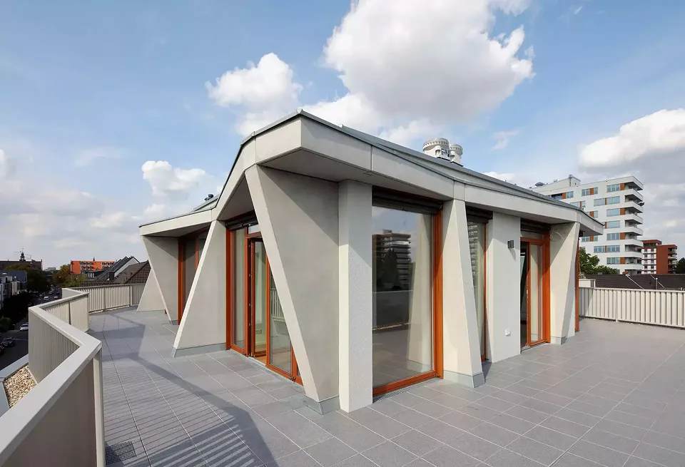 Dachgeschosswohnung an der Ecke Cäsarstrasse/Bernhardstrasse