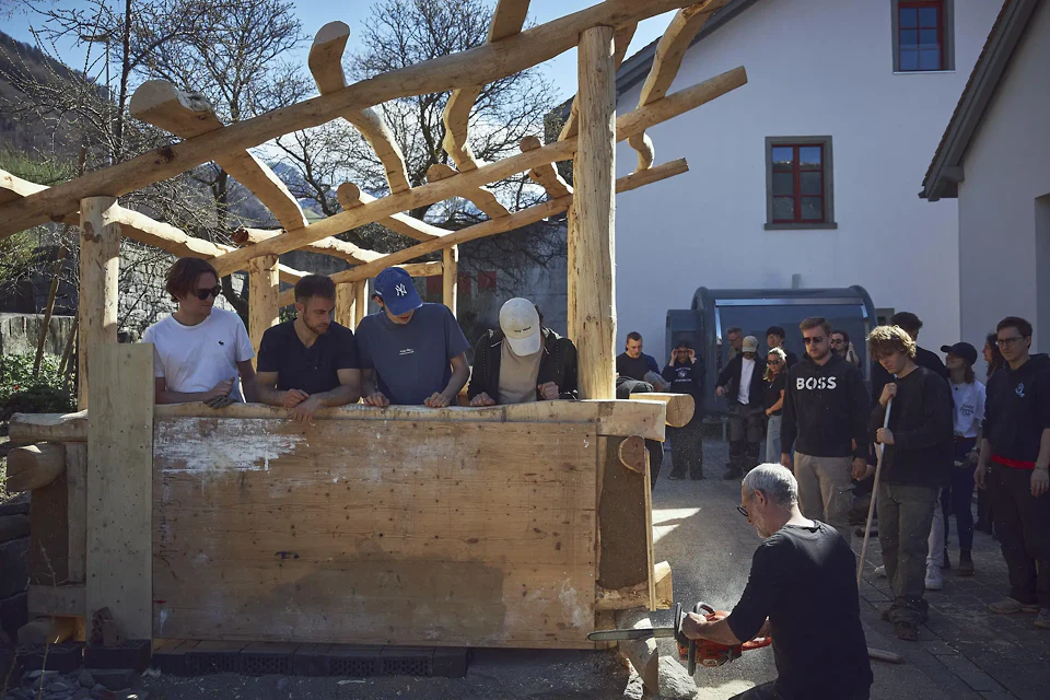 Das Sägen eines zu weit herausragenden Krummholz im Tragwerk