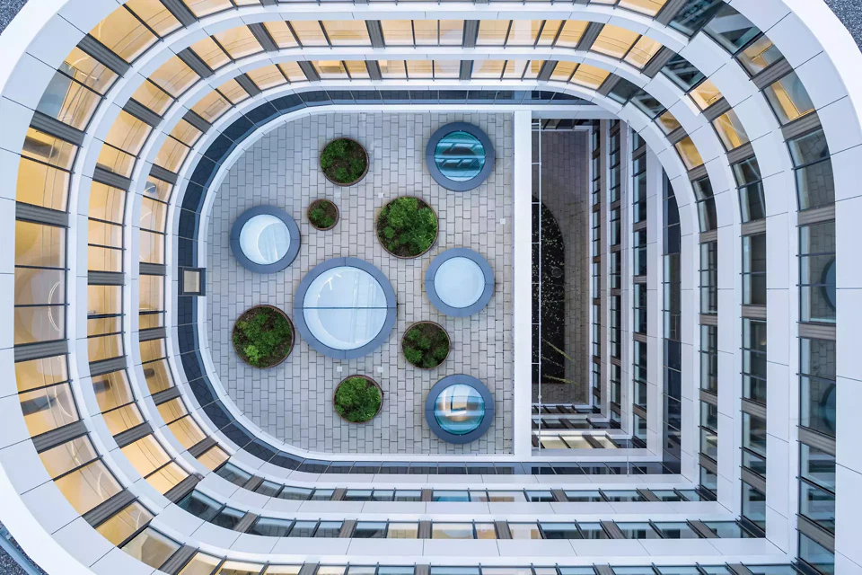 Einblick in einen der elf begrünten Innenhöfe