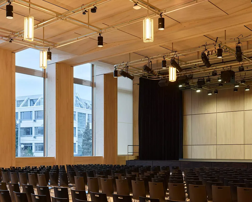 Trakt F: Aula als eingestellter, hölzerner Raum als Abbild der dahinterliegenden Tragstruktur