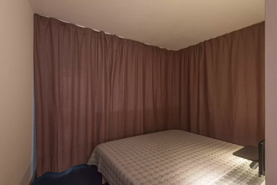 Mit einer schlichten, präzisen Massnahme wurde ein geschlossener Schlafbereich geschaffen, der bewusst frei von visuellen Ablenkungen bleibt.