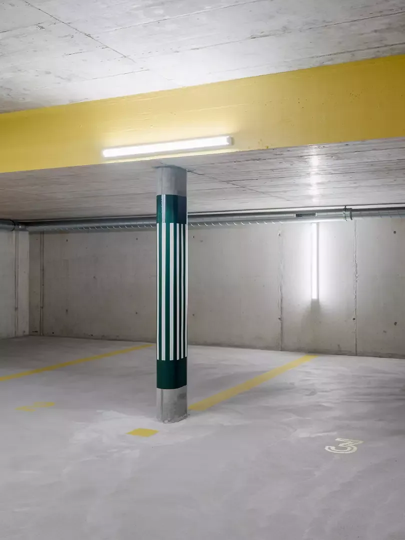 Tiefgarage (Zufahrt über Autolift)