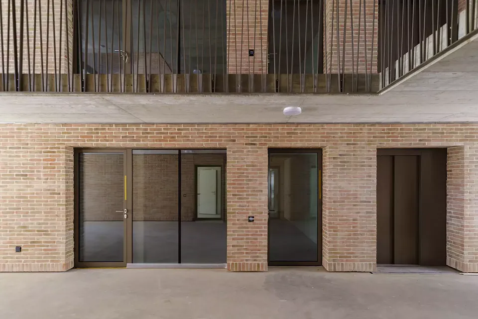 Les passages traversants accueillent des locaux communs tels que des ateliers, des chambres d’amis ou des pièces évolutives. Ouverts sur les circulations, ils participent activement à la vie de l’immeuble et favorisent les échanges entre habitants.