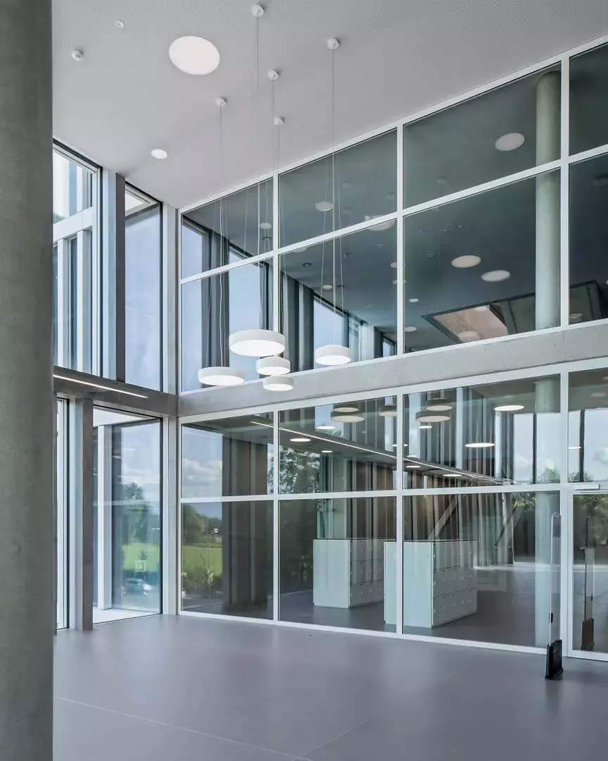 Die Mediathek reicht  über zwei Geschosse  mit grossen Glasfronten  zu den Korridoren.