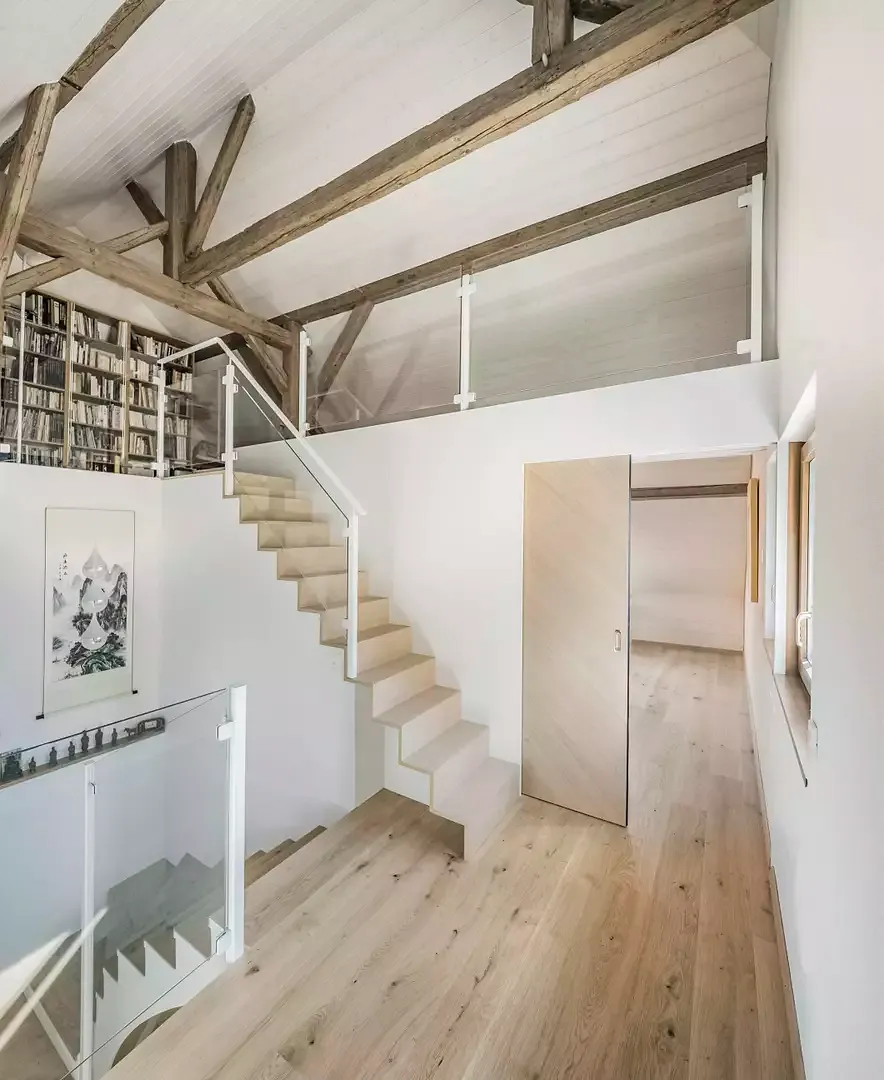Combles vue de l'escalier vers mezzanine