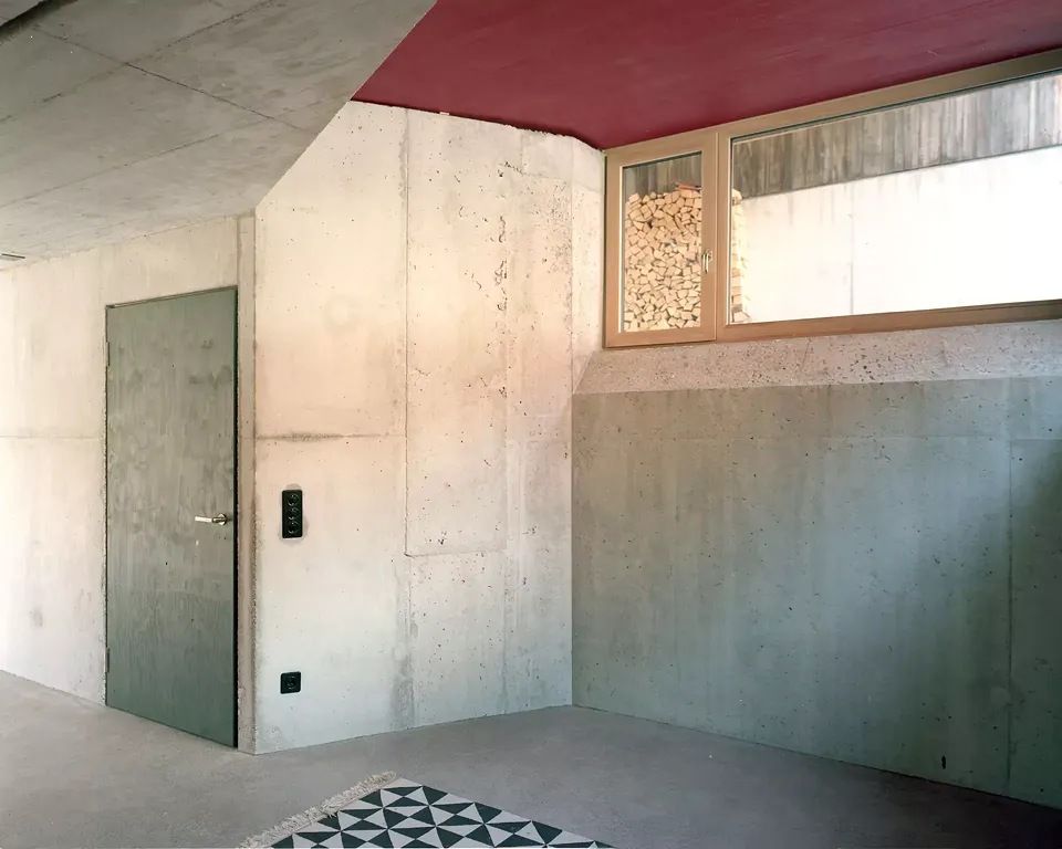 Der Mehrzeckraum im Souterrain wird als Atelier, Werkstatt oder auch als Gästezimmer genutzt. Fenster stellen Blickbezüge zum Durchgang und zum Garten  im Westen her.