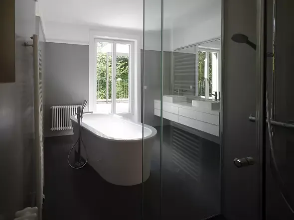 Das Badezimmer bietet viel Platz und ermöglicht einen direkten Zugang zur Terrasse. Foto: Andrea Helbling